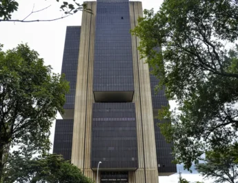 BANCO CENTRAL REDUZ JUROS BÁSICOS