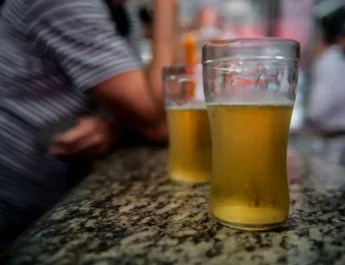 ÁLCOOL E CIGARRO: CAUSAR CEGUEIRA